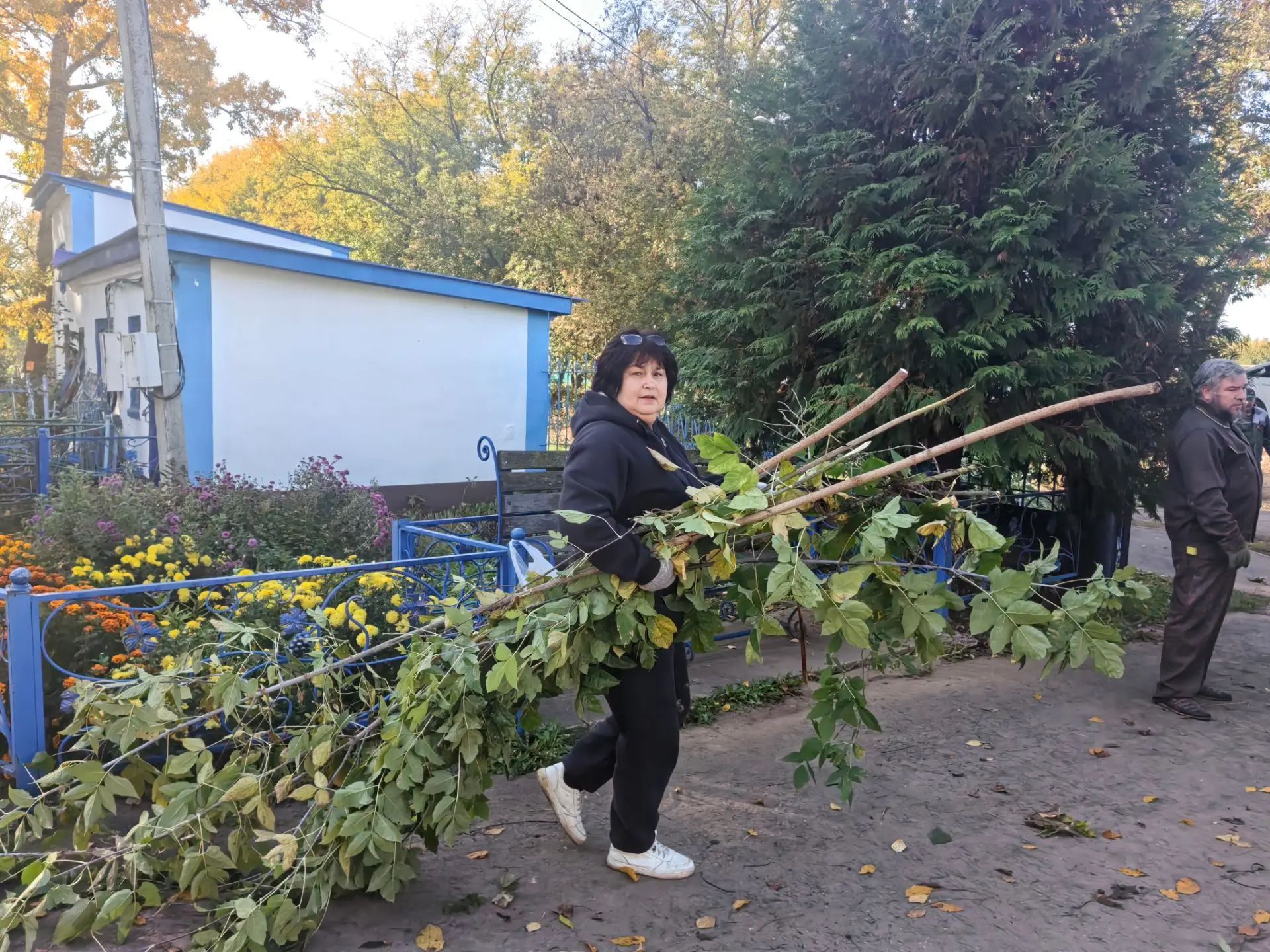 На территории Казанско-Богородицкой церкви прошел  субботник по очистке кладбища