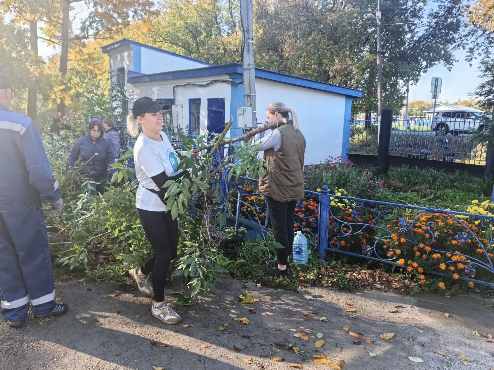 На территории Казанско-Богородицкой церкви прошел  субботник по очистке кладбища