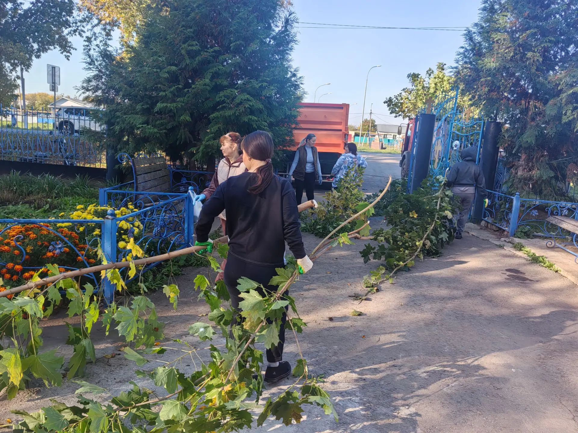 На территории Казанско-Богородицкой церкви прошел  субботник по очистке кладбища