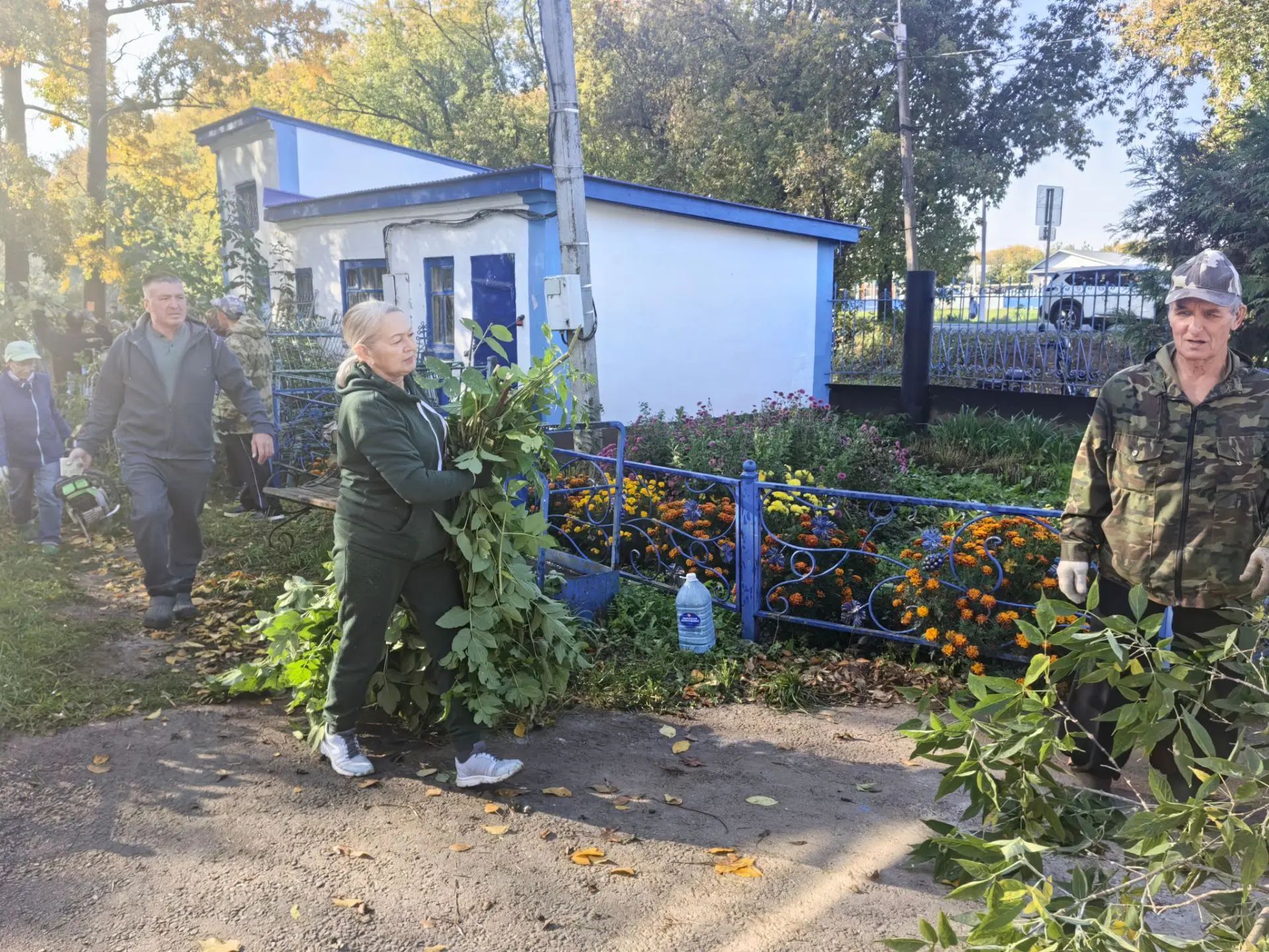 На территории Казанско-Богородицкой церкви прошел  субботник по очистке кладбища