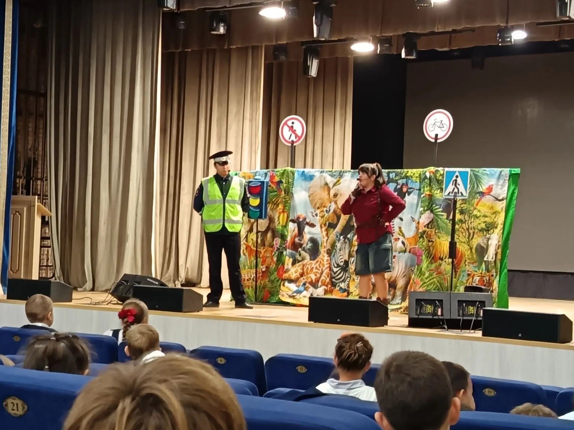 В Мензелинске школьникам показали спектакль о безопасности на дорогах