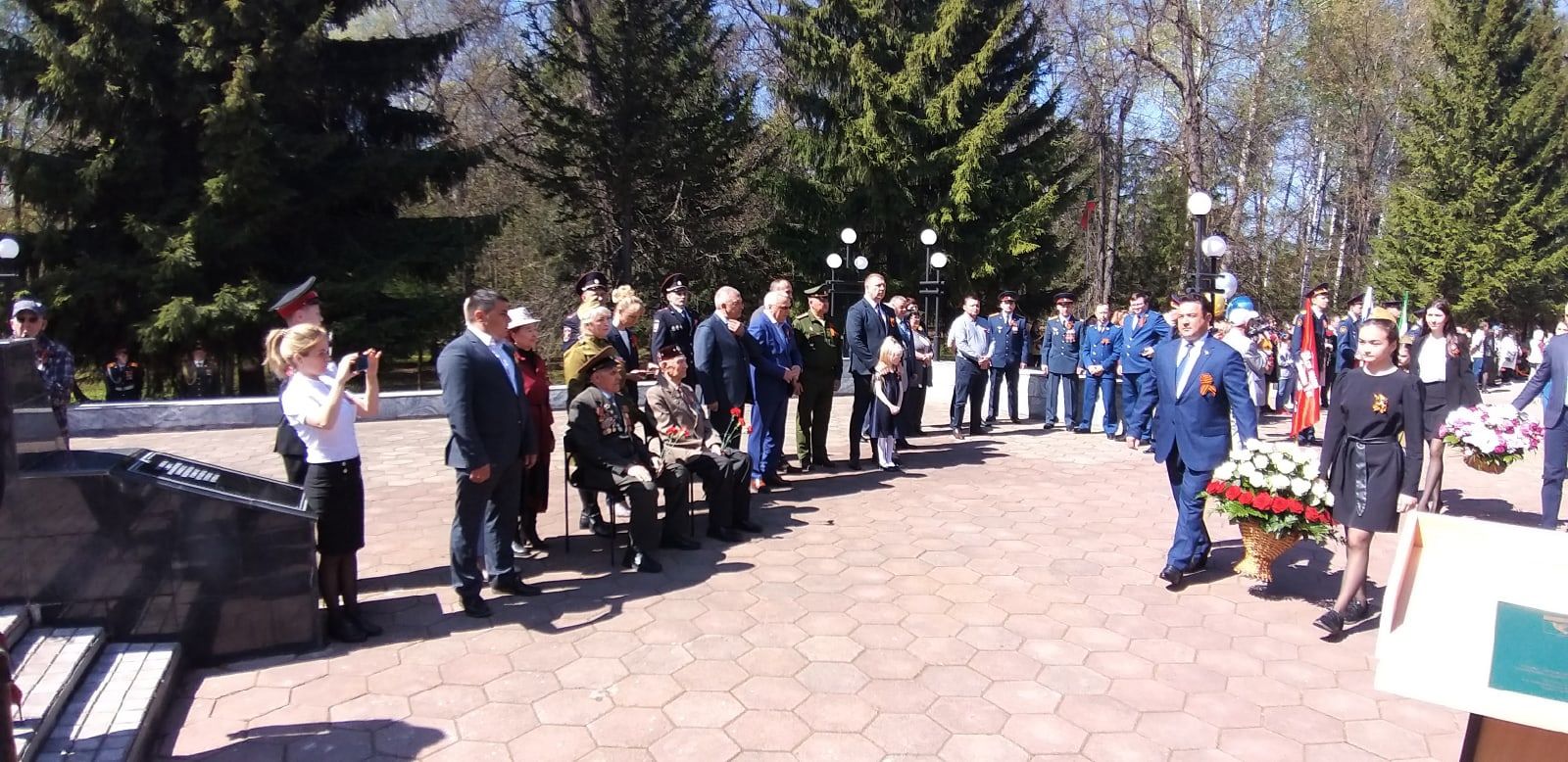 Первый фоторепортаж с митинга Победы в парке имени Ленина Мензелинска