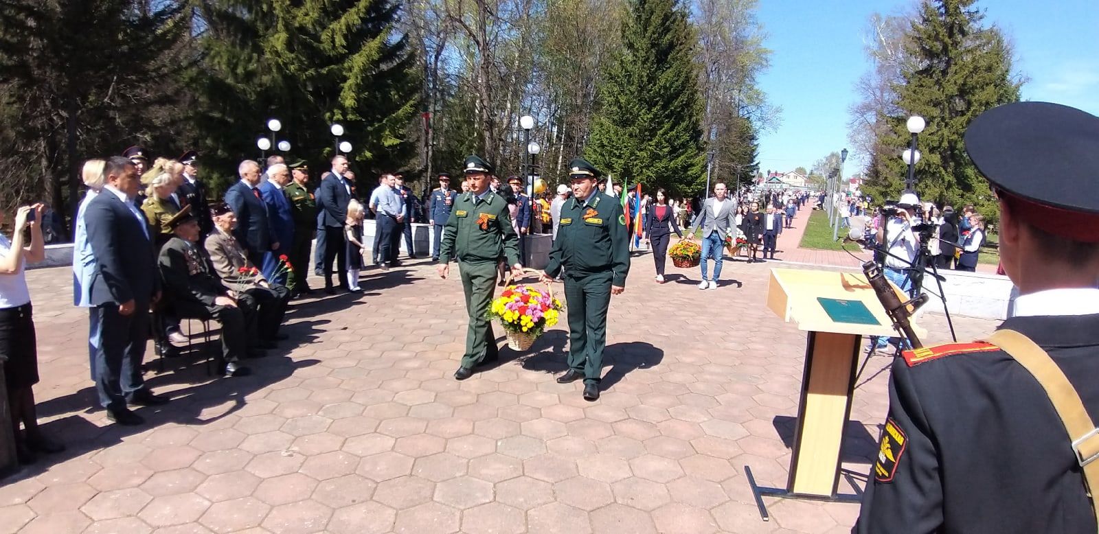 Первый фоторепортаж с митинга Победы в парке имени Ленина Мензелинска