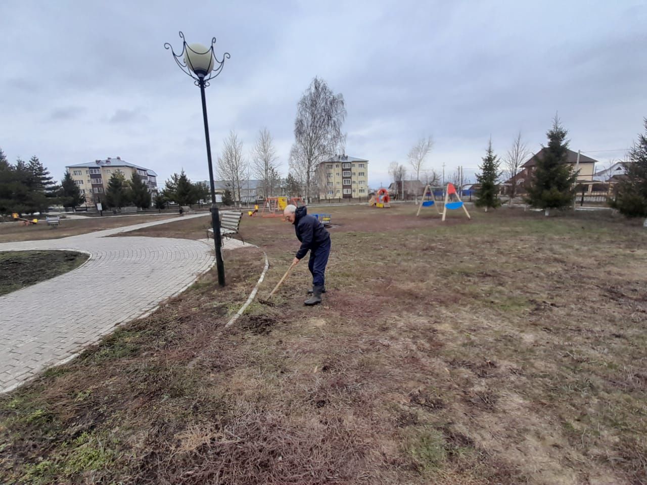 Детсад №7 "Березка" провел субботник в парке Победы, "Балачак" и школа-интернат очищают прилегающие территории