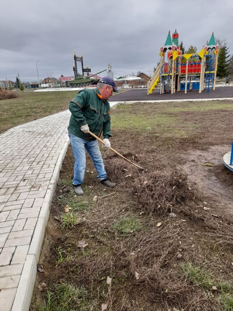 Детсад №7 "Березка" провел субботник в парке Победы, "Балачак" и школа-интернат очищают прилегающие территории