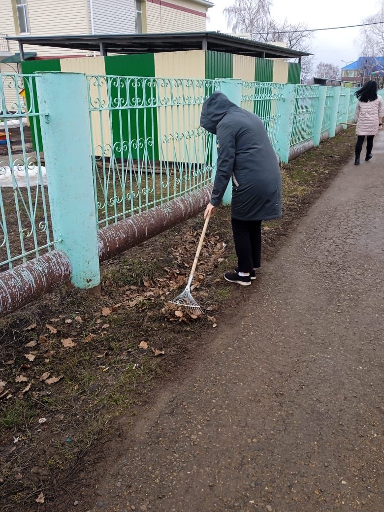 Детсад №7 "Березка" провел субботник в парке Победы, "Балачак" и школа-интернат очищают прилегающие территории