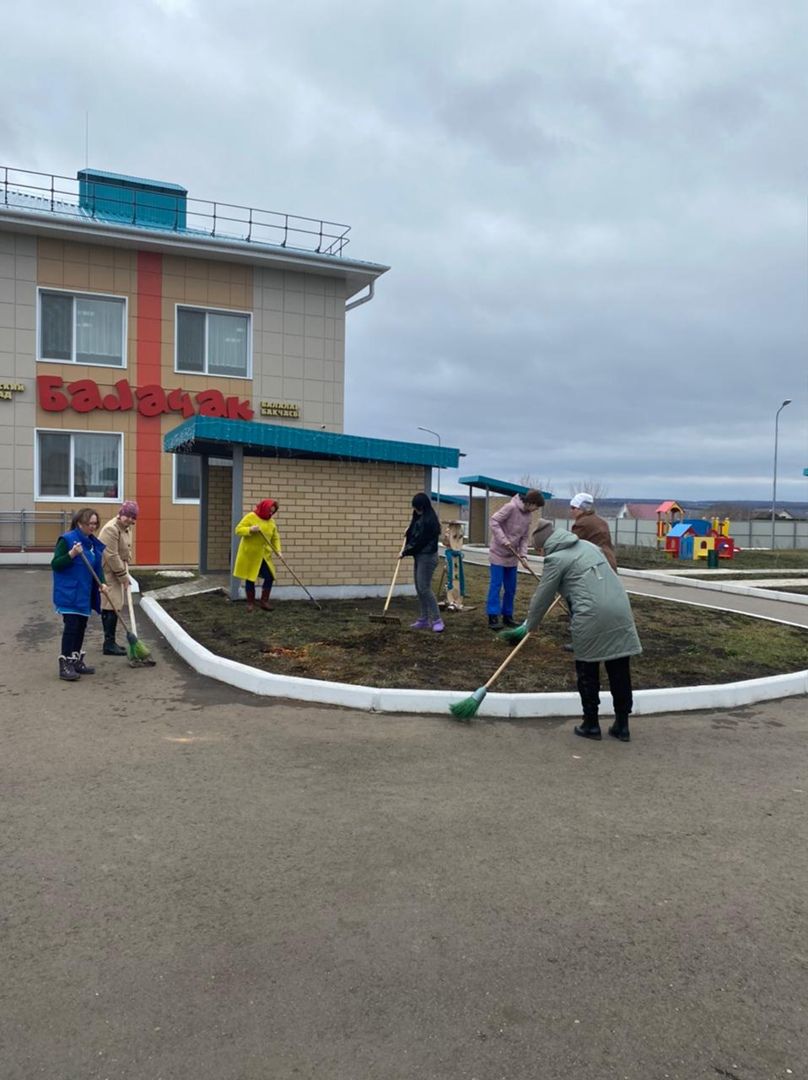 Детсад №7 "Березка" провел субботник в парке Победы, "Балачак" и школа-интернат очищают прилегающие территории