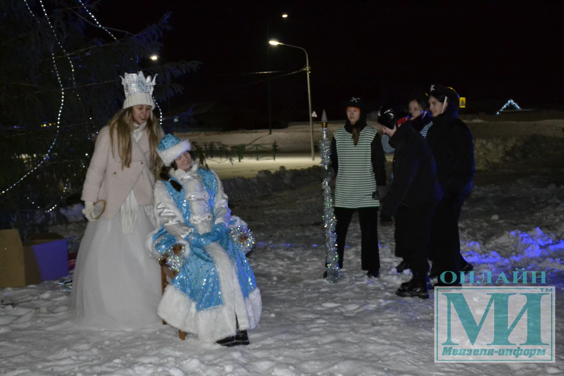 Жители поселка Садак приняли участие в Новогоднем представлении