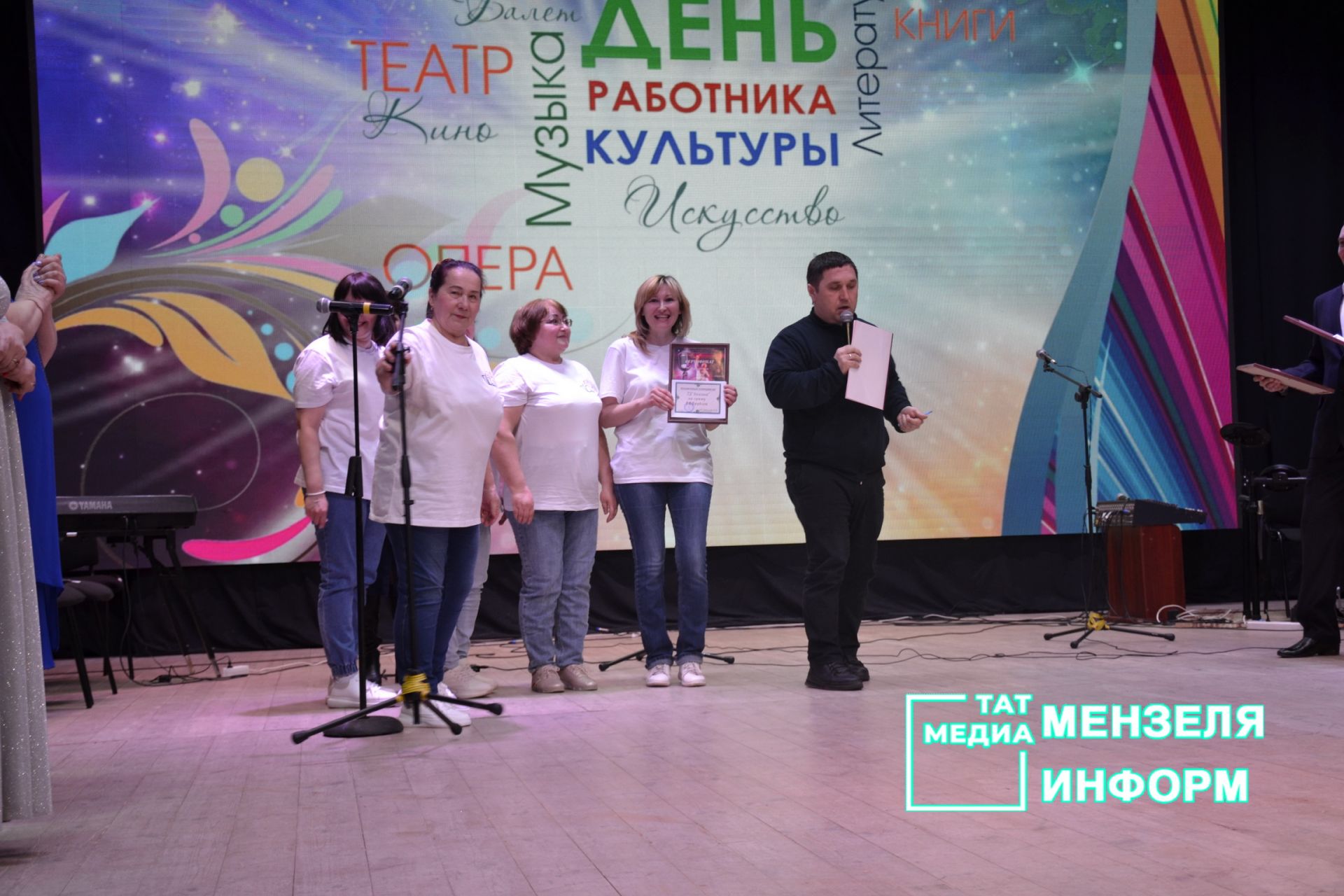 Работники культуры получили награды, соревновались в "Караоке батл"