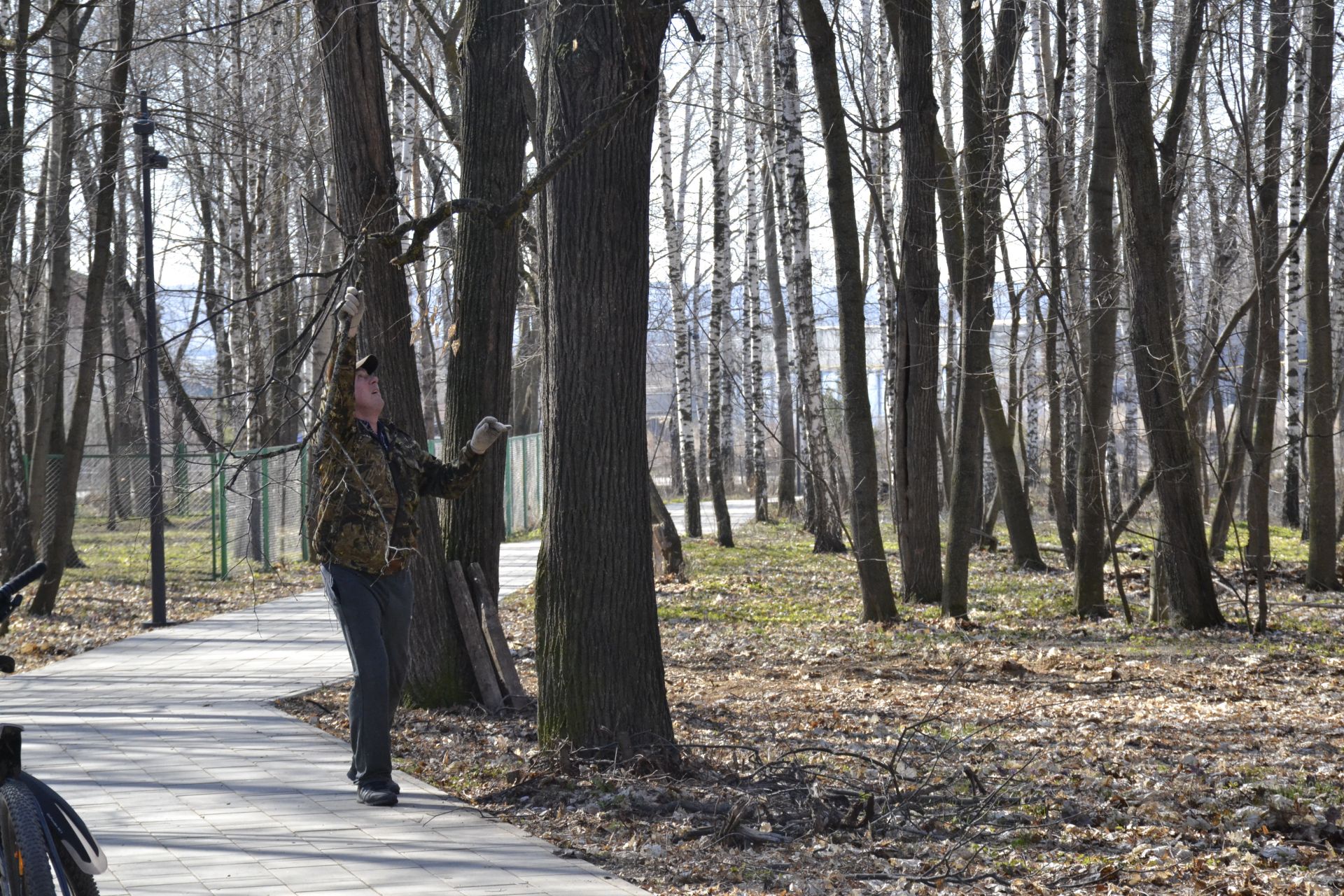 В парке имени Ленина, на территории озера Кучканка прошли субботники.