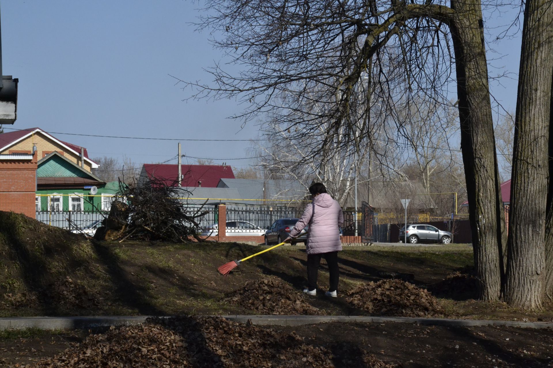 В парке имени Ленина, на территории озера Кучканка прошли субботники.