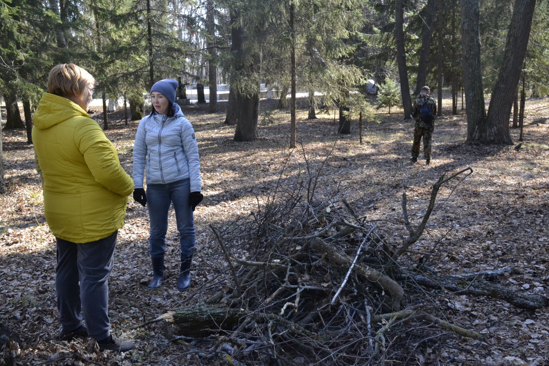 В парке имени Ленина, на территории озера Кучканка прошли субботники.