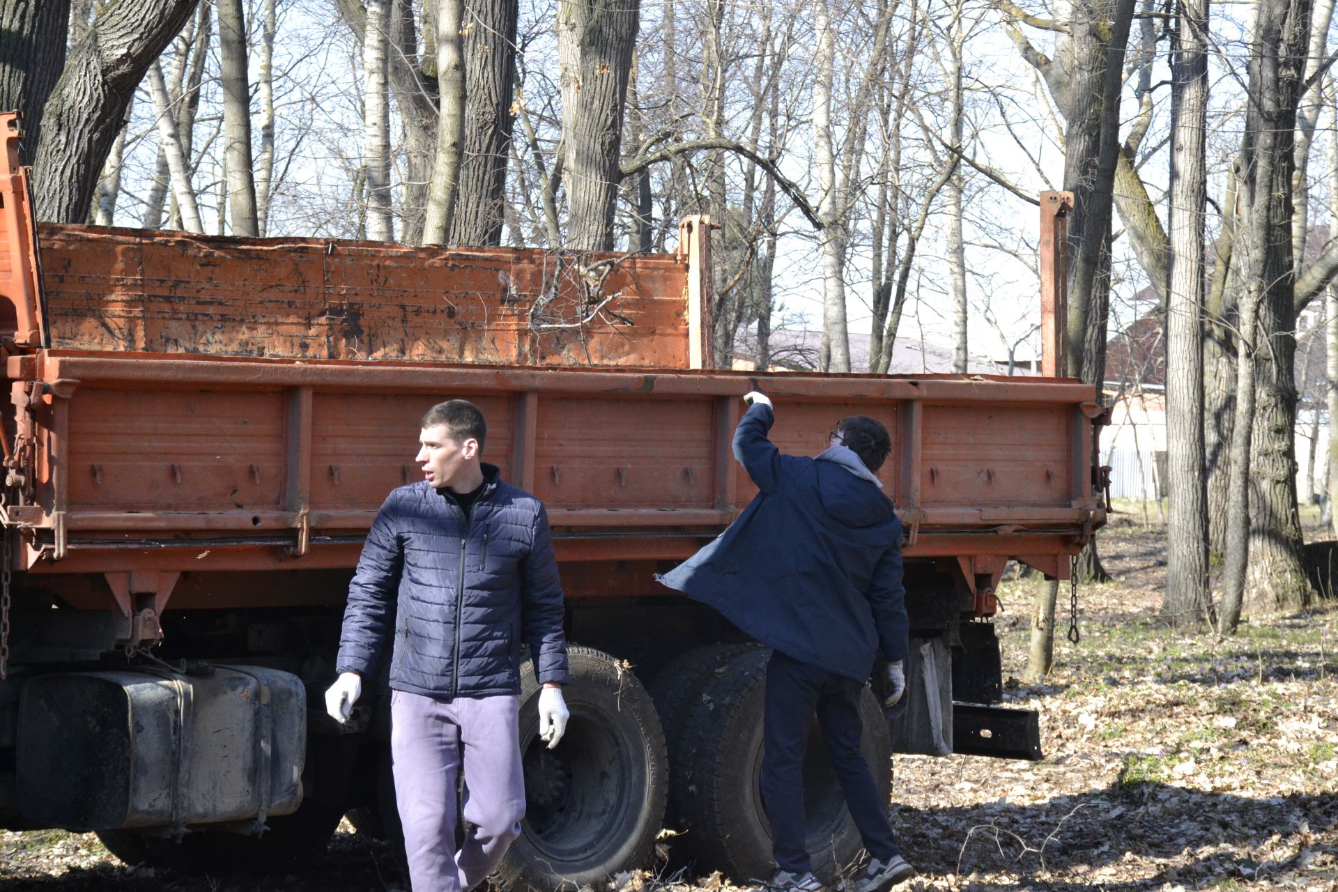 В парке имени Ленина, на территории озера Кучканка прошли субботники.