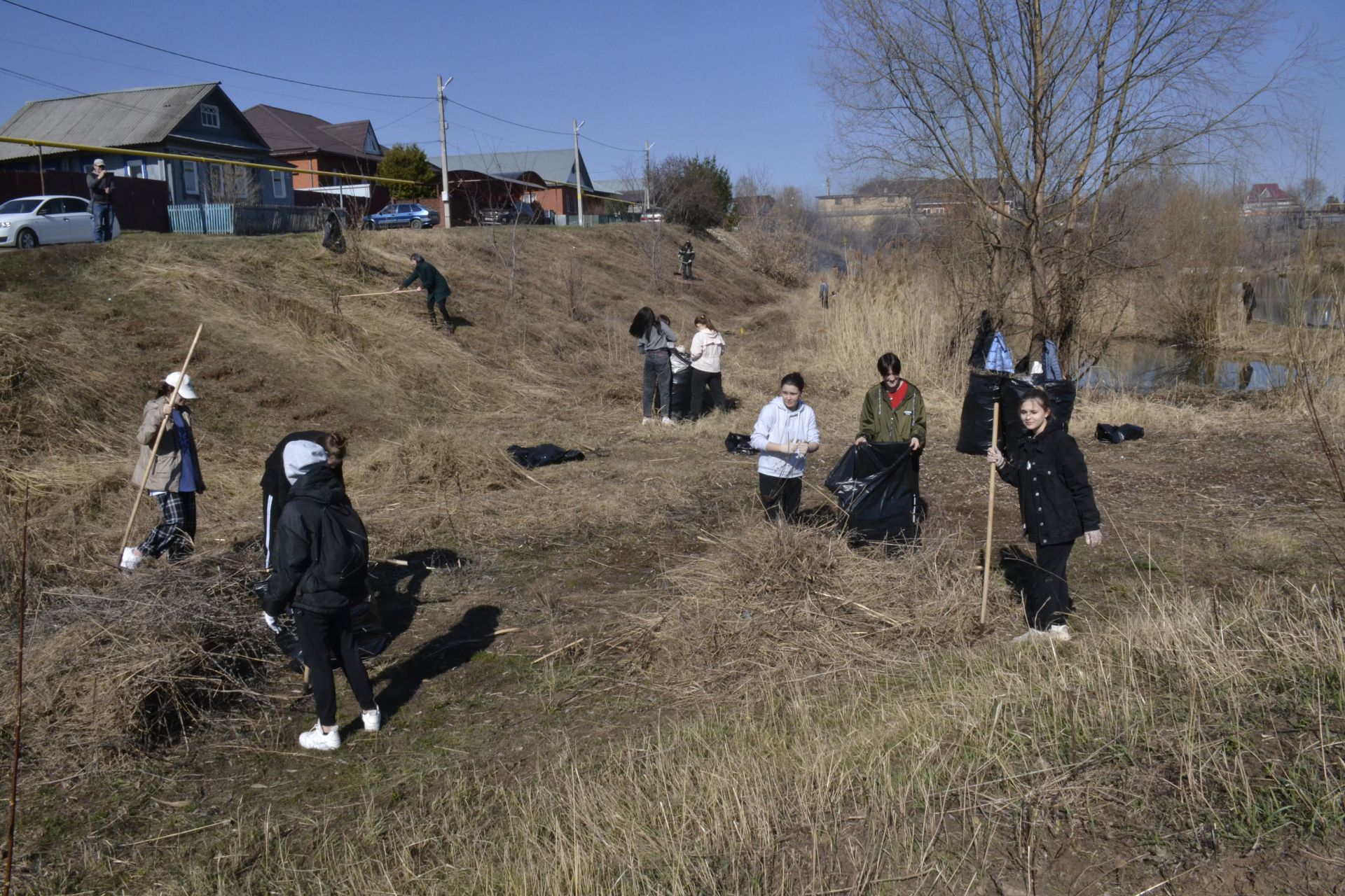 В парке имени Ленина, на территории озера Кучканка прошли субботники.