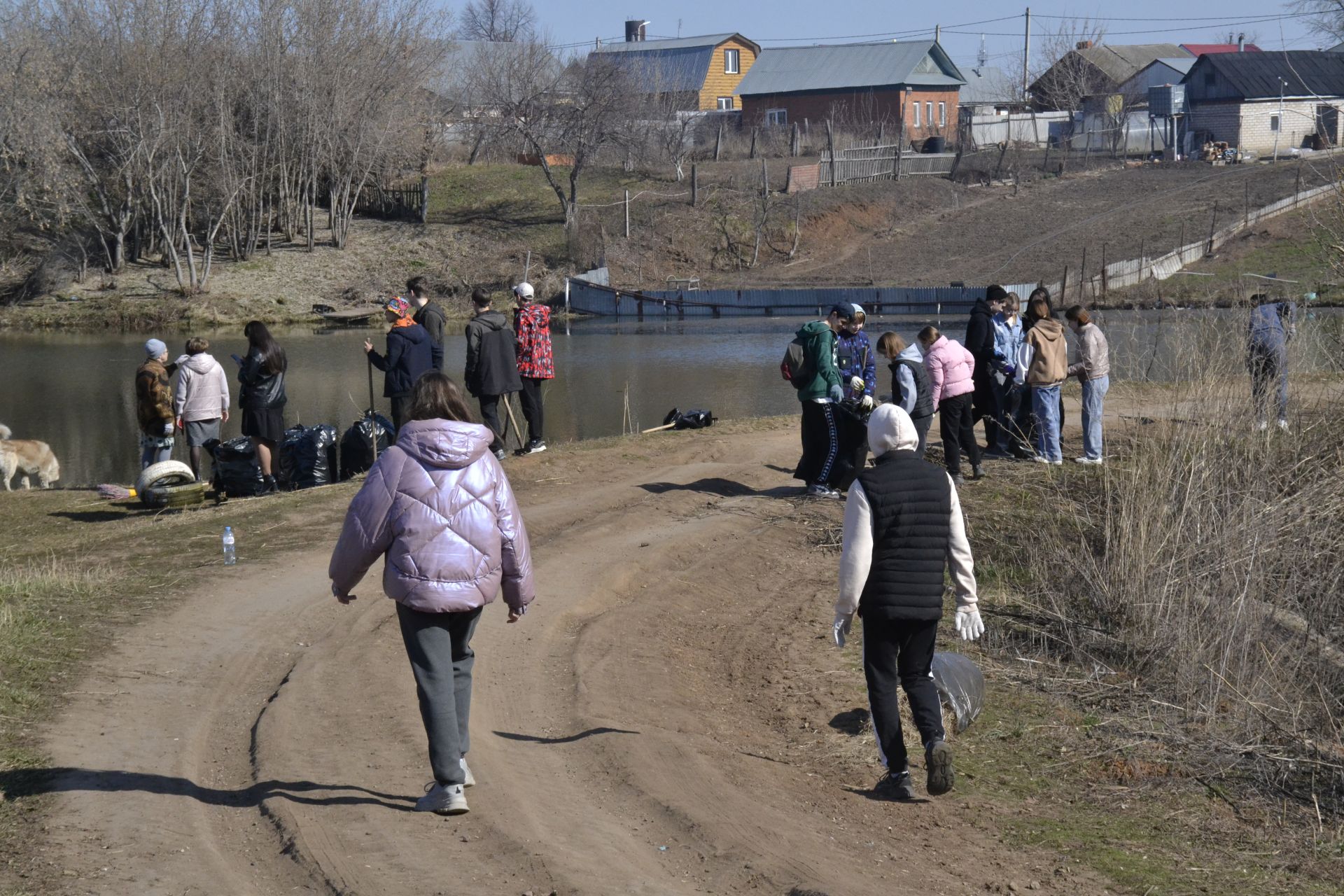 В парке имени Ленина, на территории озера Кучканка прошли субботники.