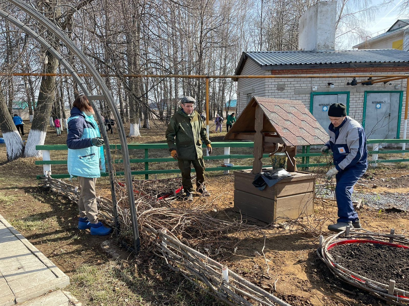 Уборка прилегающих территорий продолжается