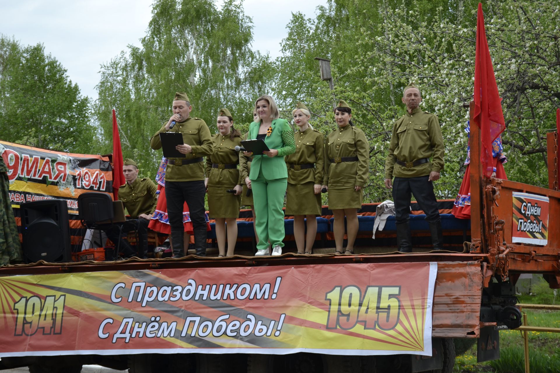 В Мензелинске агитбригада поздравила ветеранов ВОВ