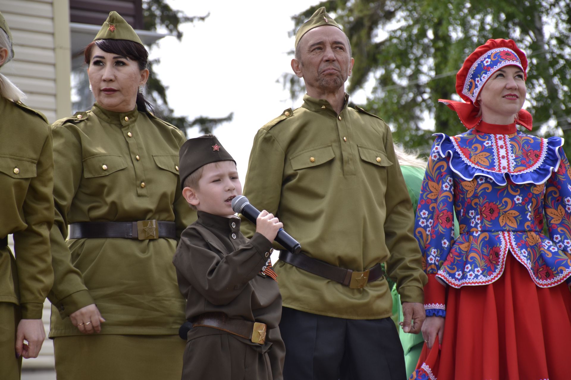 В Мензелинске агитбригада поздравила ветеранов ВОВ