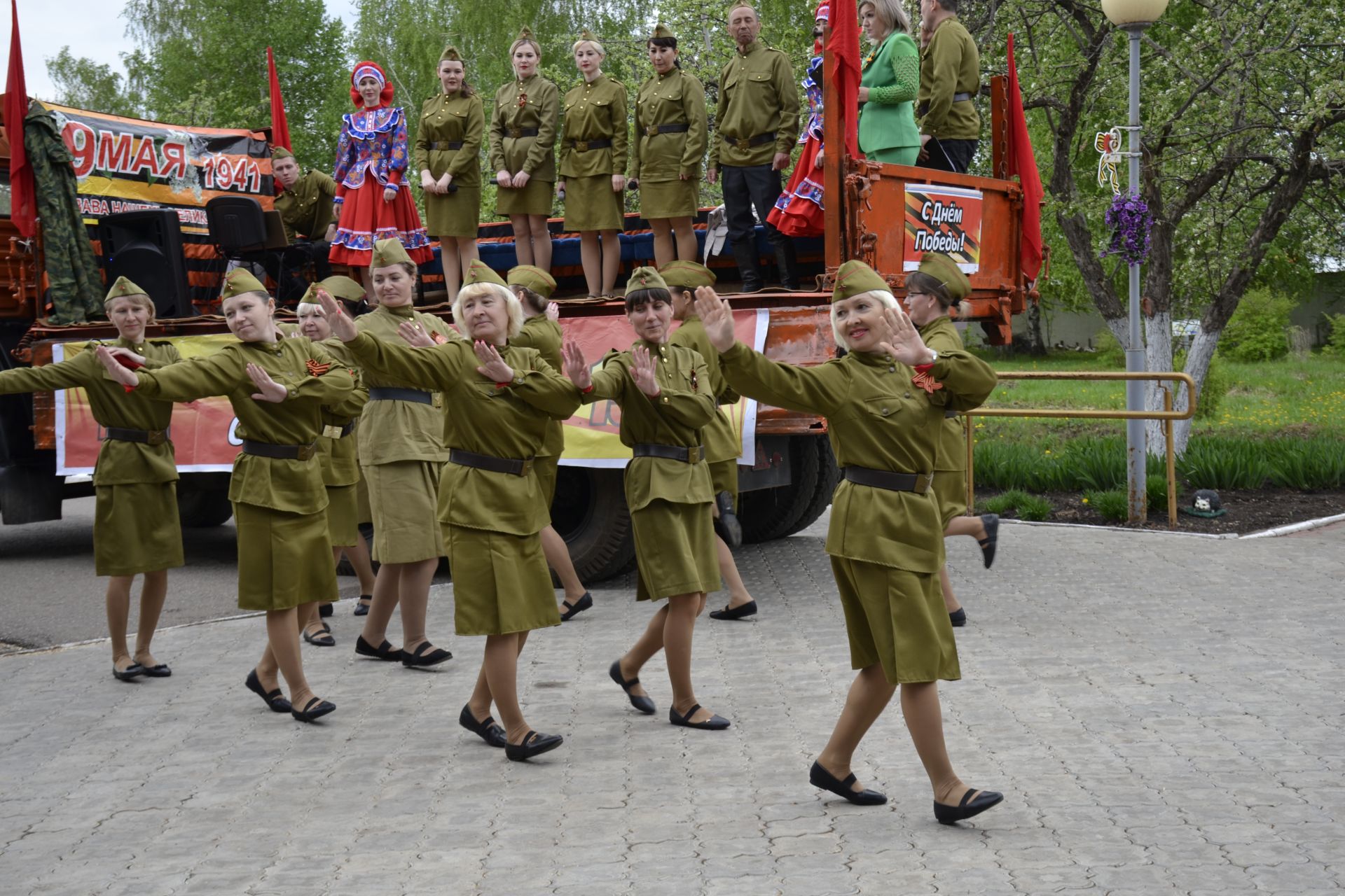 В Мензелинске агитбригада поздравила ветеранов ВОВ