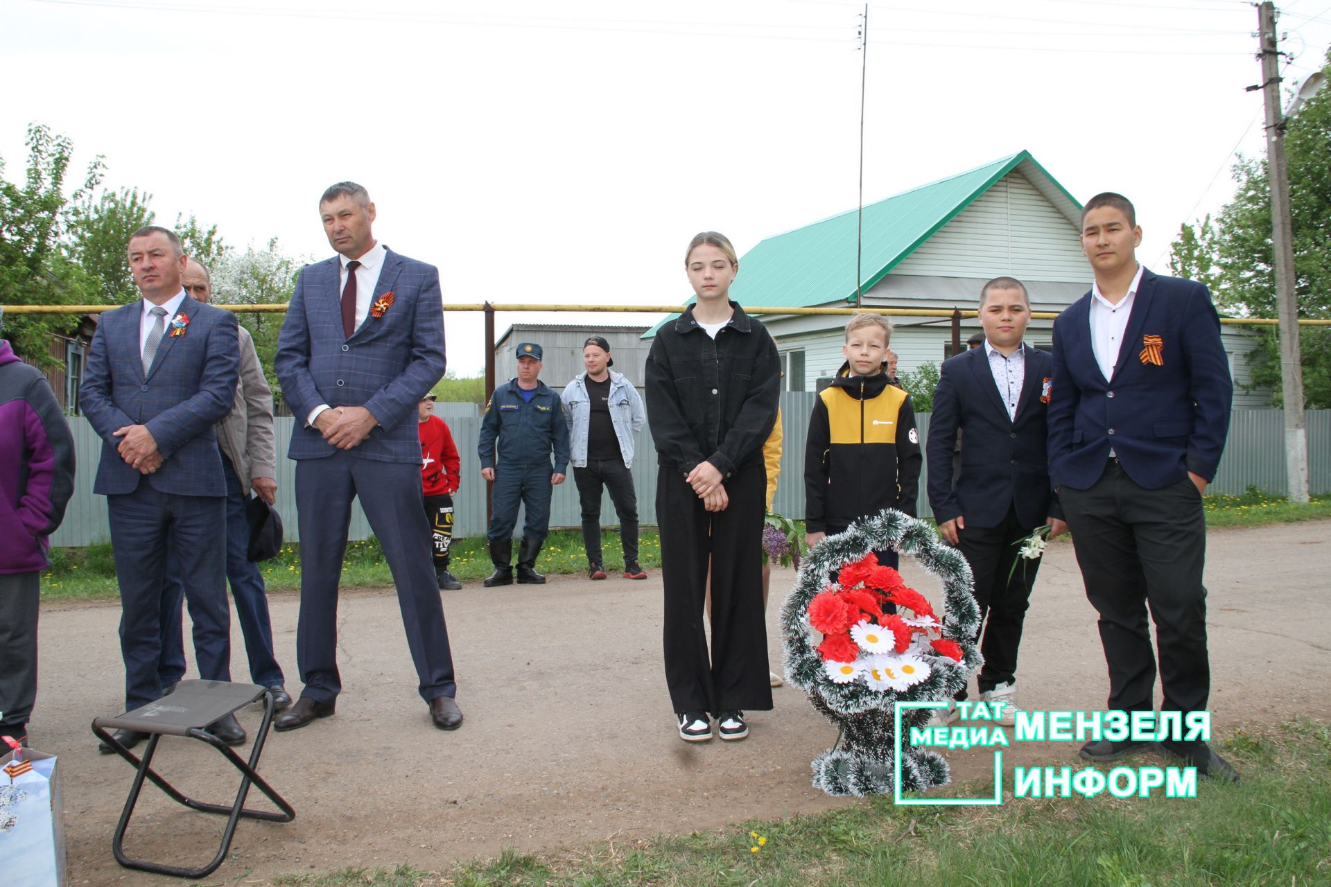 В деревне Дружба ветераны тыла, школьники, жители встретили праздничное утро с большим воодушевлением