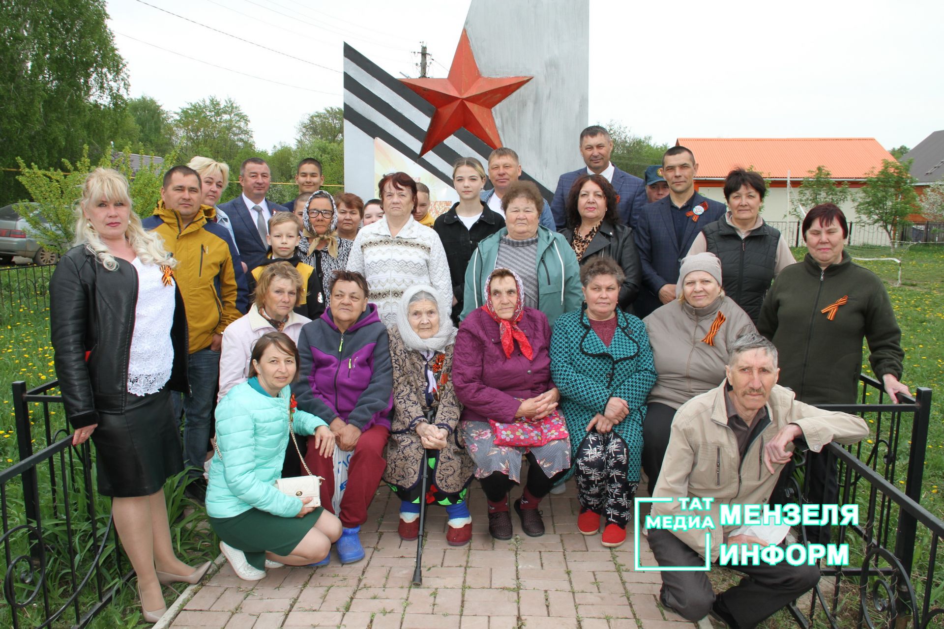 В деревне Дружба ветераны тыла, школьники, жители встретили праздничное утро с большим воодушевлением