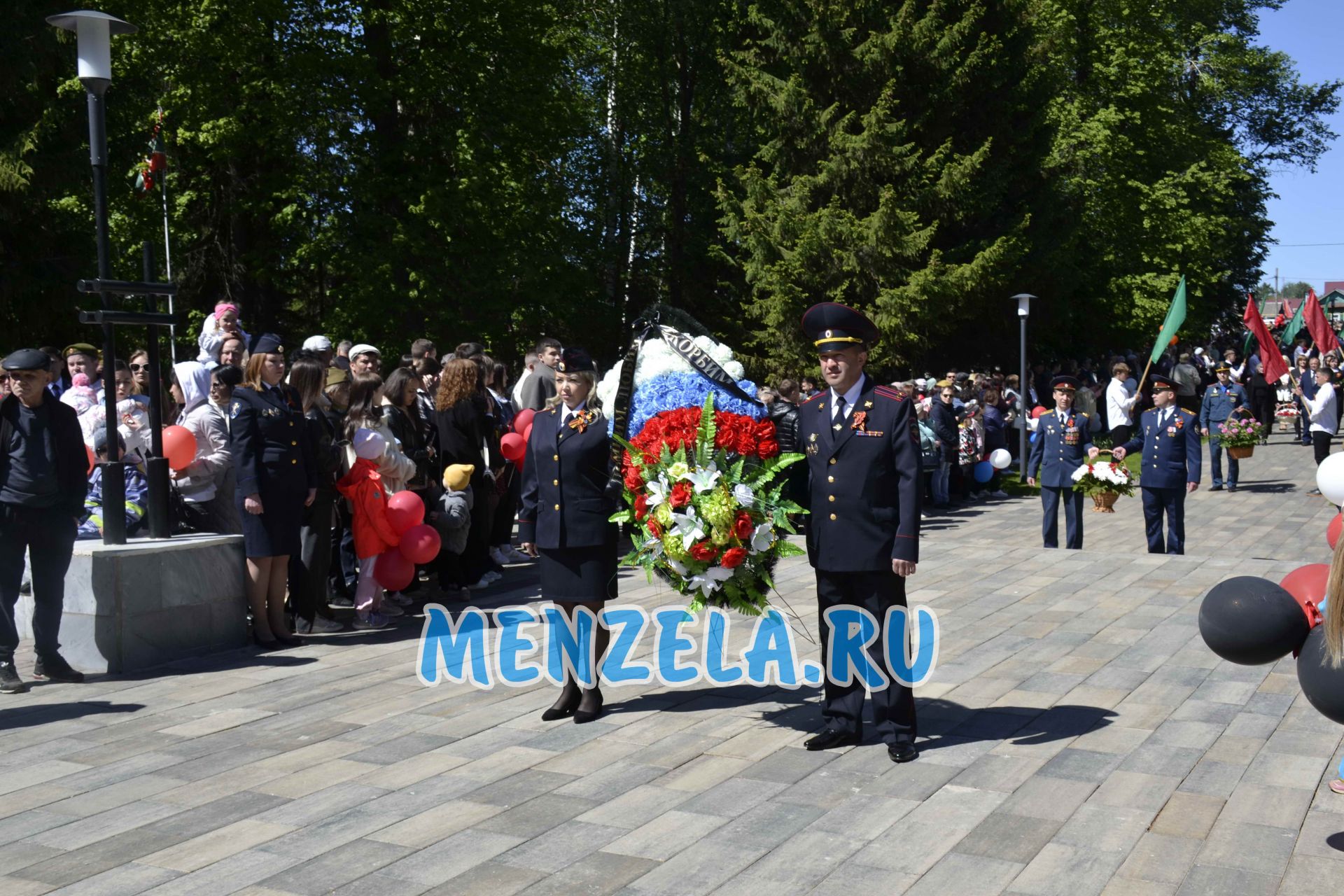 Возложение цветов к мемориалу на празднике 9 Мая. Мензелинск - 2023