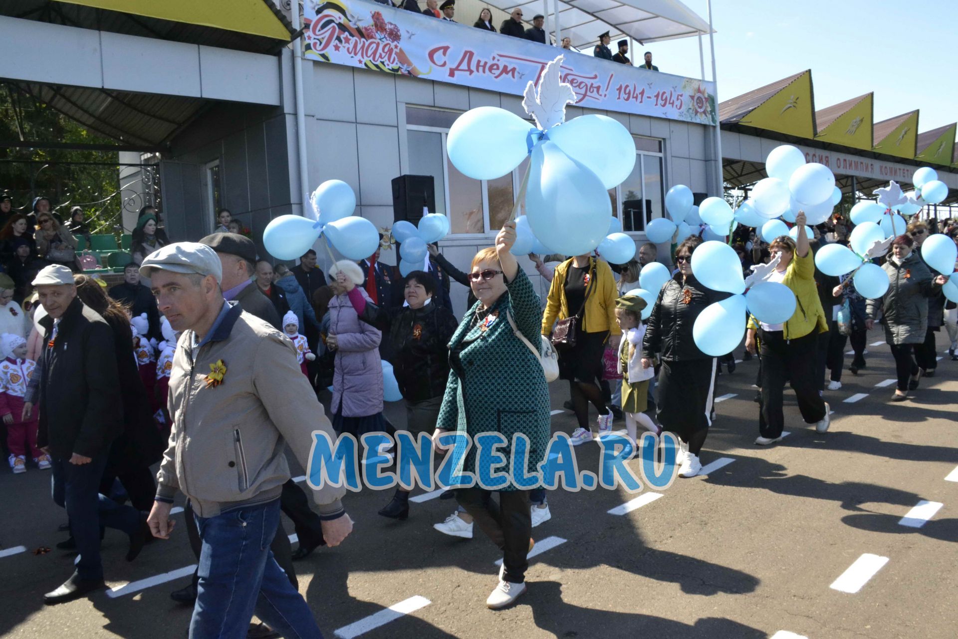 Торжественное шествие на стадионе Ленина колонн в честь 9 Мая. Мензелинск -2023