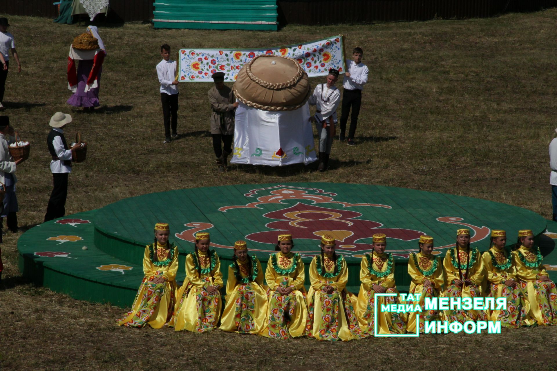 Театрализованное представление на мензелинском Сабантуе