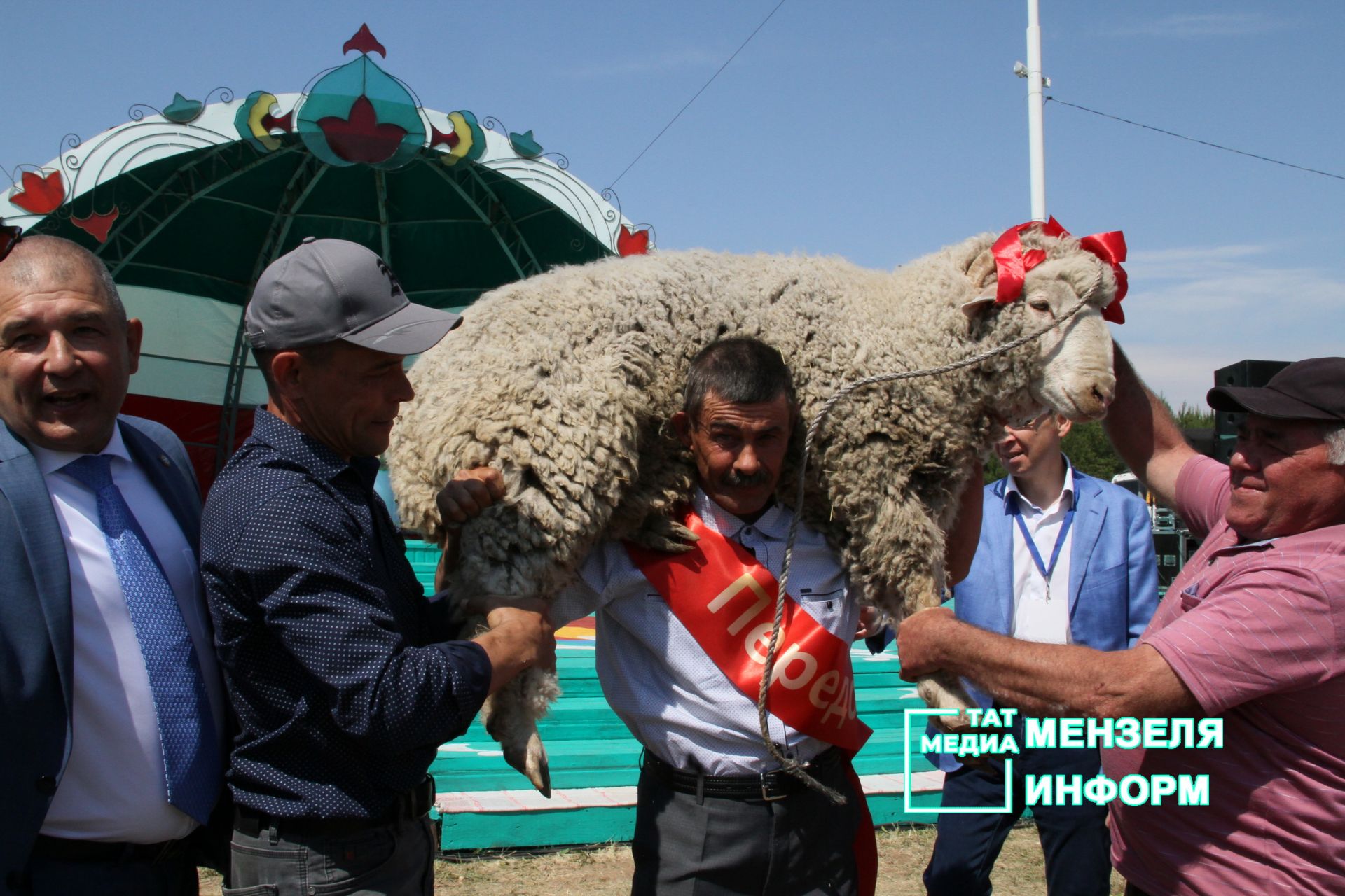 На Сабантуе в Мензелинске наградили передовиков района