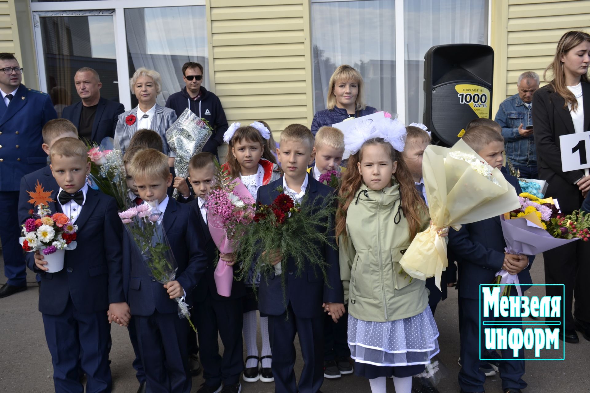 Одиннадцатиклассники проводили первоклашек СОШ №2 на первый урок