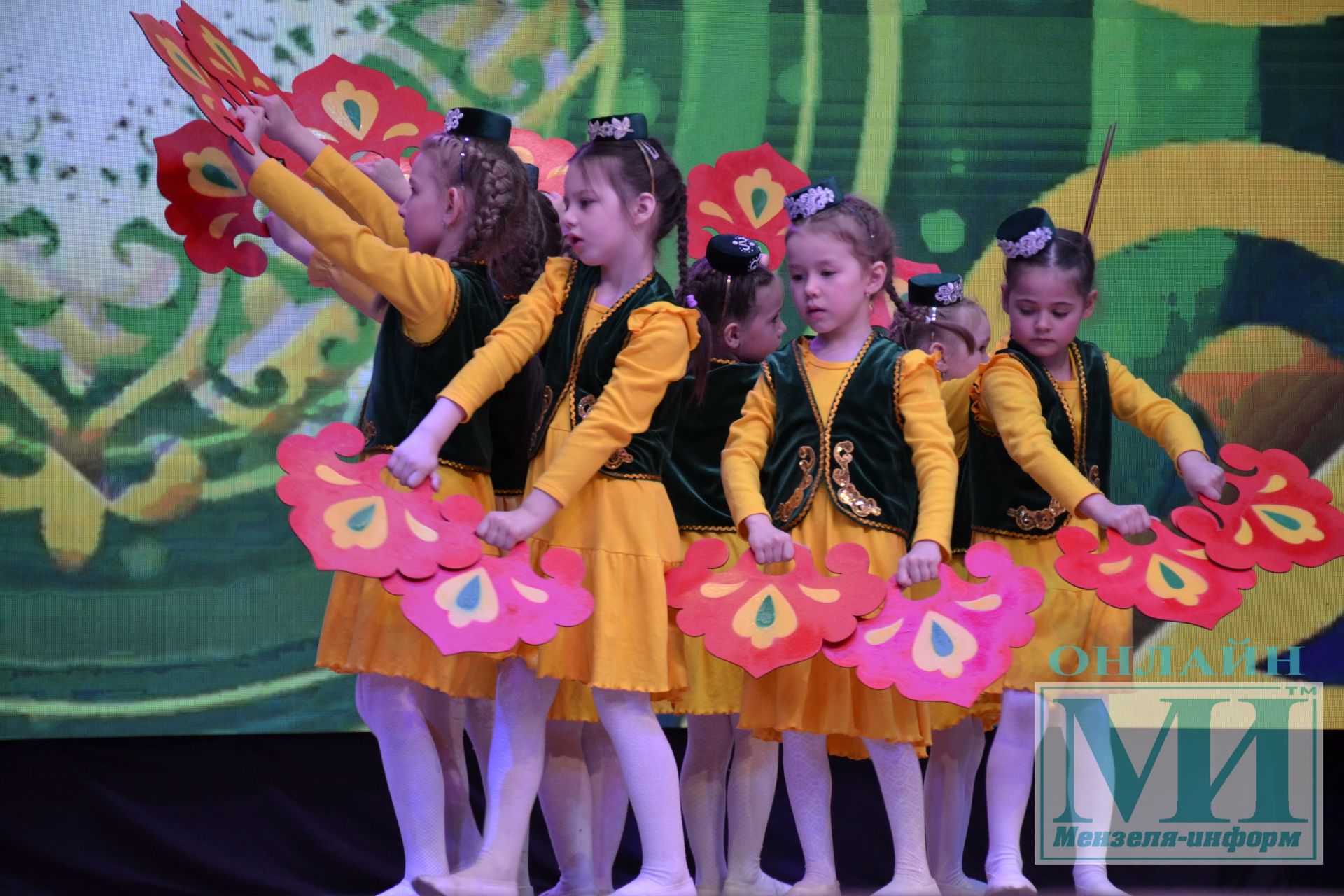 На сцене районного Дворца культуры прошел районный фестиваль детского творчества «Весенняя капель-2024»