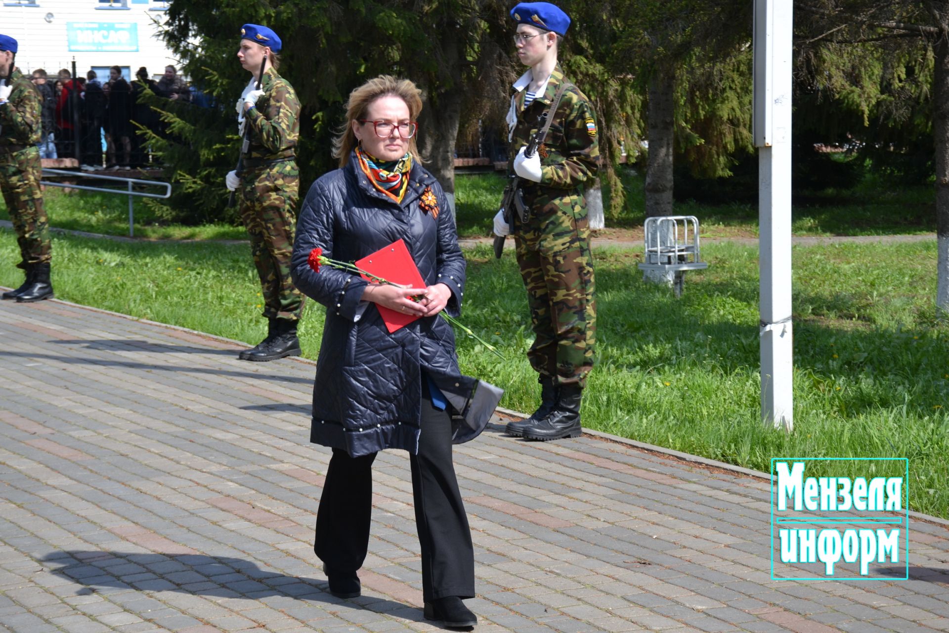 Молодежь Мензелинска возложила венки и цветы к памятнику М.Джалиля и мемориалу
