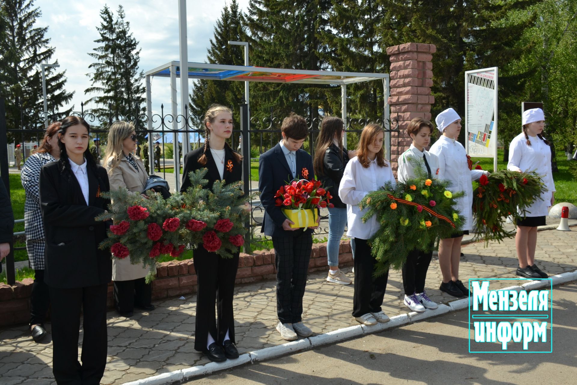 Молодежь Мензелинска возложила венки и цветы к памятнику М.Джалиля и мемориалу