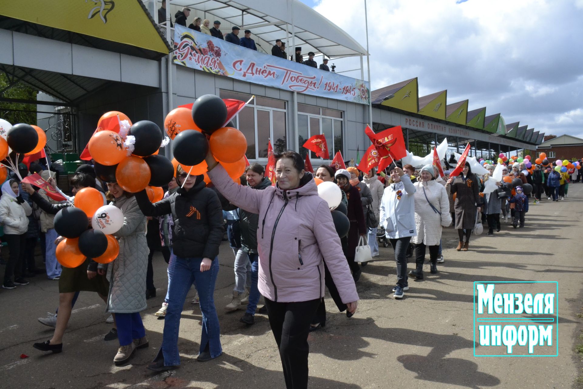 Торжественное шествие колонн трудовых коллективов и образовательных учреждений Мензелинска на центральном стадионе