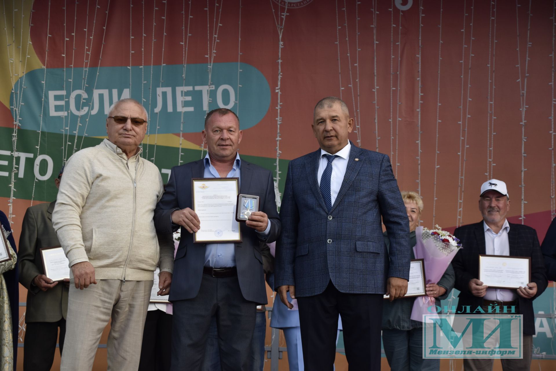 Награждение мензелинцев в честь Дня Республики