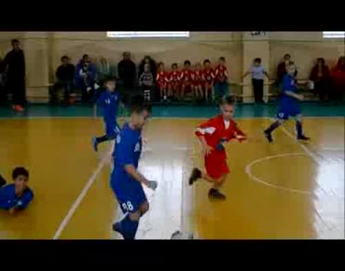 Юные мензелинцы играют в футбол (видео)