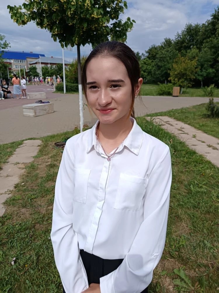Последний экзамен позади: ученица Аюской школы Алия Борханова уверена в своих силах.