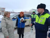 Инспекторы ГИБДД по Мензелинскому району поздравили автоледи с наступающим праздником
