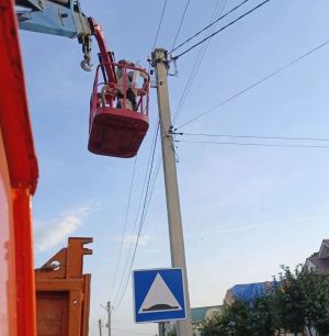 На улицах Мензелинска продолжается замена перегоревших ламп