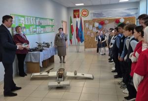 В Мензелинском районе школьникам показали дроны