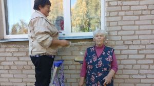 Активисты «Движения первых» помогают пожилым жителям Мензелинского района