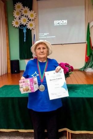 85-летняя жительница Мензелинска вяжет обереги для бойцов