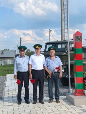 Полковник-пограничник Александр Ковалёв посетил мемориал в Коноваловке