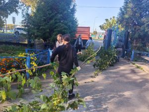 На территории Казанско-Богородицкой церкви прошел  субботник по очистке кладбища