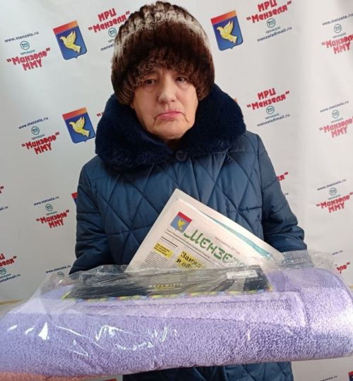Постоянная читательница районной газеты Светлана Петрова получила подарок от филиала «Мензеля-информ»