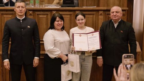 Азат Хамаев вручил награду ученице второй школы г.Мензелинска Наргизе Зиязиевой