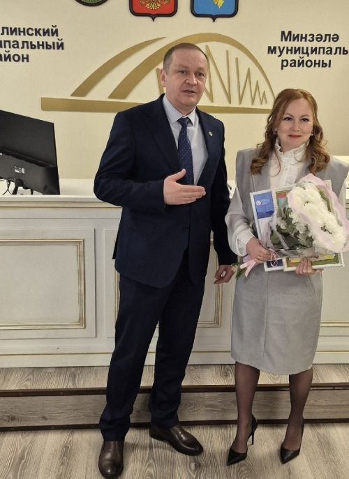 Минзәлә шәһәре тәрбиячеләренә район башлыгы бүләкләре тапшырылды