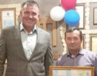 С передовой — на планерку: директор АТП Рамиль Каримов вручил награду водителю Расиху Газизову