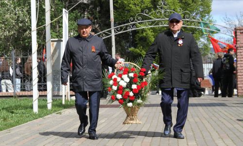 Җиңү бәйрәме көнне Минзәләдә Муса Җәлил бюстына чәчәкләр салдылар
