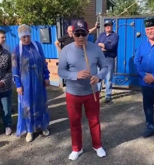 Рөстәм Маликов Минзәлә районының Аю авылында курайда уйнап йөрде